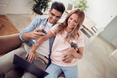 Romantik anlar. Güzel seven çift evde oturan ve şarap içme.