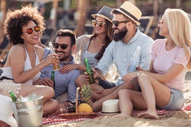 Neşeli grup arkadaşıyla kumsalda eğleniyor.