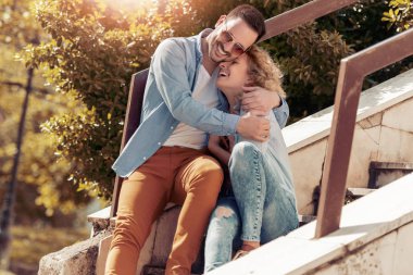 Mutlu genç çift merdivenlerde oturan aşık