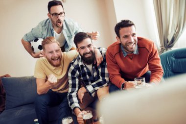 Televizyonda maç izlerken arkadaş grubu 