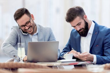 İki iş adamları kafe ya da restoran çalışıyor. İş kavramı.