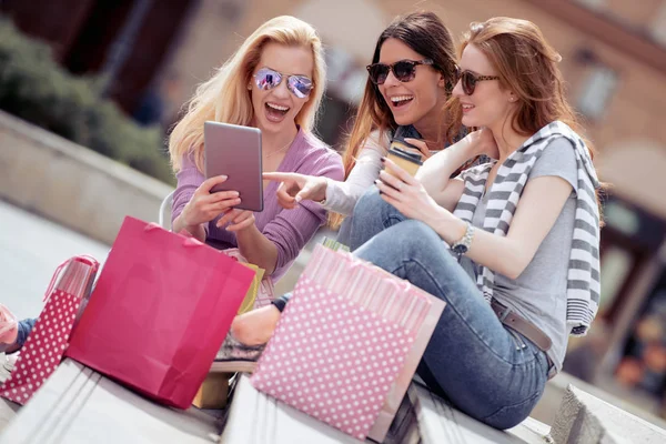 Chicas Felices Con Bolsas Compras Ciudad Utilizando Tableta — Foto de Stock