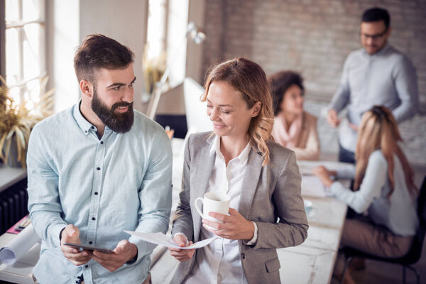 Успешная деловая пара, работающая в офисе
.