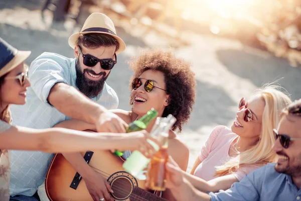 Alegre Grupo Amigos Con Guitarra Divertirse Playa — Foto de Stock