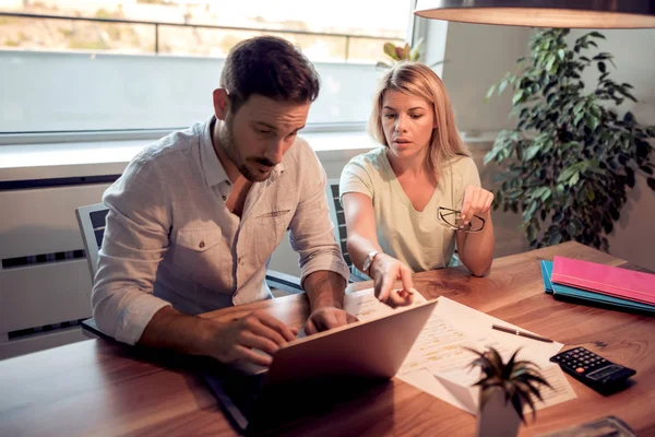 Vrouw Man Doen Samen Papierwerk — Stockfoto