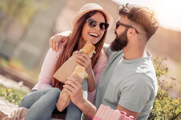 Pareja Enamorada Sentada Parque Comiendo Sándwiches Disfrutando Del Día —  Fotos de Stock