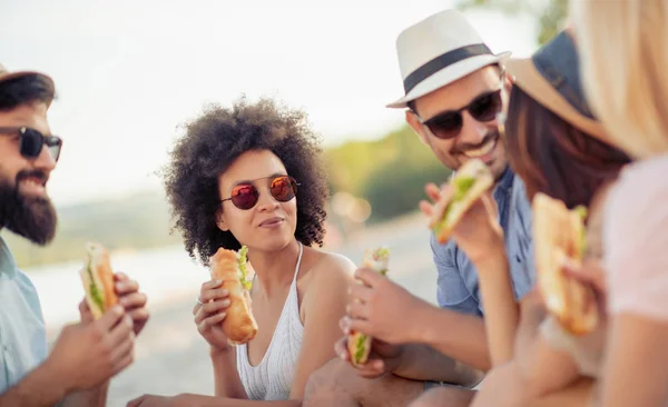 Grupo Jóvenes Comiendo Sándwiches Durante Picnic Playa — Foto de Stock