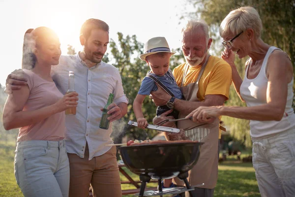 Famiglia Che Barbecue Parco Tempo Libero Cibo Famiglia Vacanze Concetto — Foto Stock