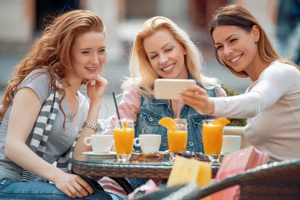 Meninas Bonitas Bebendo Café Cafe Comunicação Férias Conceito Amizade — Fotografia de Stock