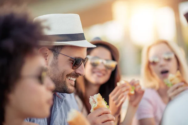 Ungdomar Som Äter Smörgåsar Picknick Stranden — Stockfoto