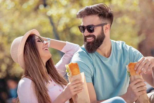 Pareja Enamorada Sentada Parque Comiendo Sándwiches Disfrutando Del Día — Foto de Stock