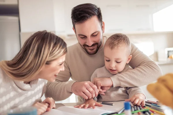 Anne Baba Küçük Oğlu Evde Mutlu Aile — Stok fotoğraf