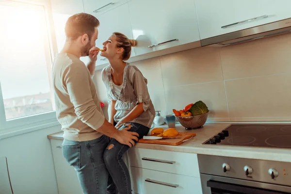 Romantische Jong Koppel Samen Koken Keuken Jong Echt Paar Snijden — Stockfoto