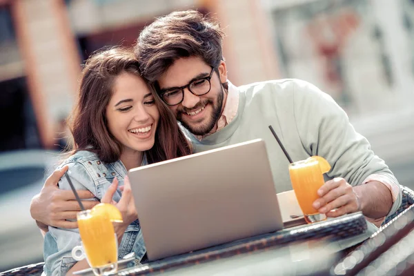 Pareja Joven Sentada Cafetería Utilizando Ordenador Portátil Pasar Tiempo Con — Foto de Stock