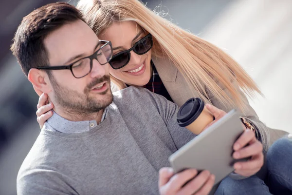 Glückliches Paar Umarmt Und Teilt Tablet Auf Der Straße — Stockfoto