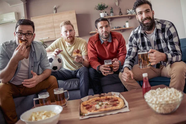 Groupe Amis Regardant Match Football Télévision Mangeant Des Pizzas — Photo