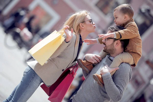 Försäljning Konsumism Och Människor Koncept Lycklig Familj Med Små Barn — Stockfoto