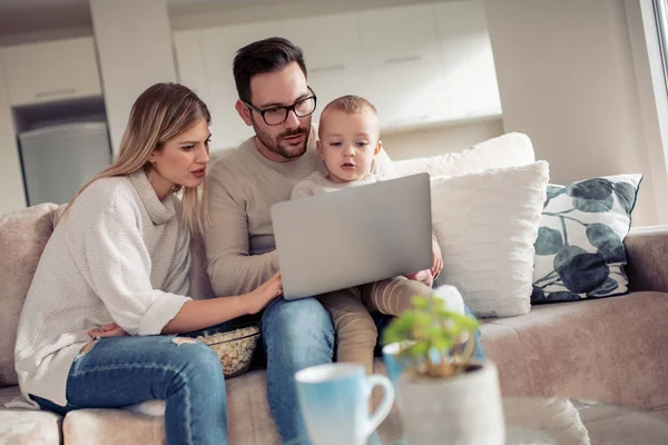 Pais Sorridentes Com Seu Filho Usando Laptop — Fotografia de Stock