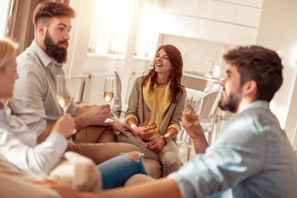 Amigos Pasando Buen Rato Casa Bebiendo Vino — Foto de Stock