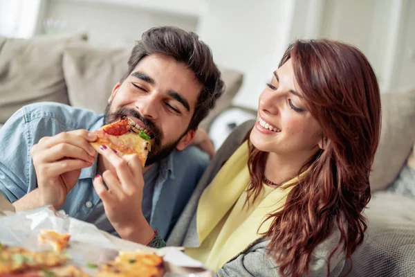 Casal Comendo Pizza Casa Close — Fotografia de Stock