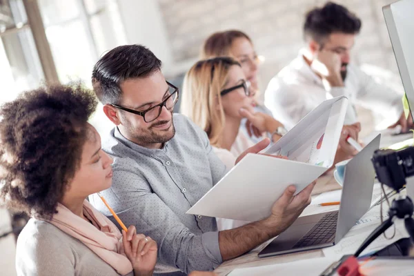 Gente Negocios Dando Nuevas Ideas Sobre Proyecto Sala Conferencias — Foto de Stock