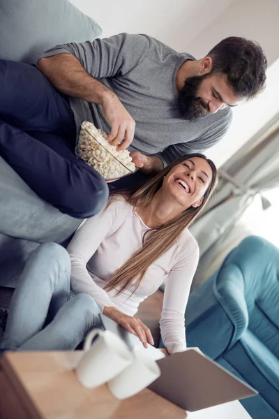 Bir Film Izlerken Patlamış Mısır Yemek Yerken Çift — Stok fotoğraf