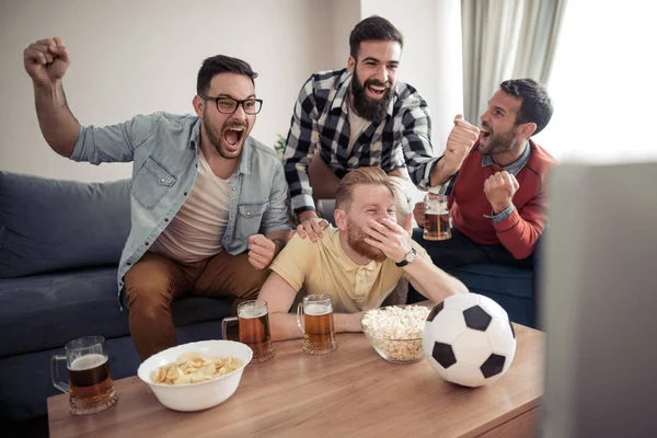 Grupo Amigos Viendo Partido Fútbol Televisión — Foto de Stock