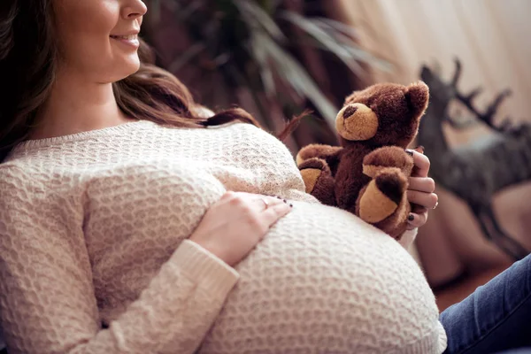 Kobieta Ciąży Mama Wziąć Misia Tedy Brzuchu — Zdjęcie stockowe