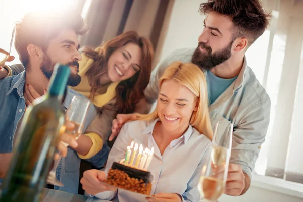 Πάρτι Γενεθλίων Τους Φίλους Απολαμβάνοντας Μαζί Στο Σπίτι Κόμμα — Φωτογραφία Αρχείου