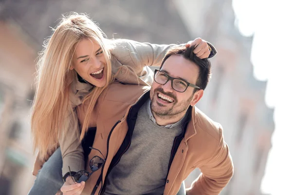 Romantische Jong Koppel Liefde Knuffelen Straat — Stockfoto