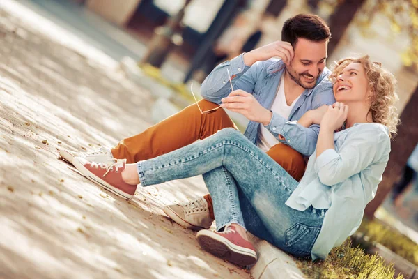 Feliz Joven Pareja Divirtiéndose Aire Libre Sonriendo — Foto de Stock