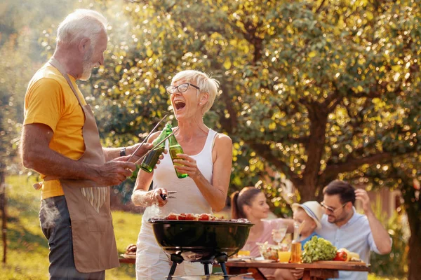 Familia Teniendo Una Barbacoa Parque Ocio Comida Familia Concepto Vacaciones — Foto de Stock