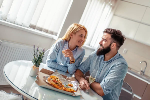 Young Couple Having Great Time Home Eating Pizza Drinking Wine — Stock Photo, Image