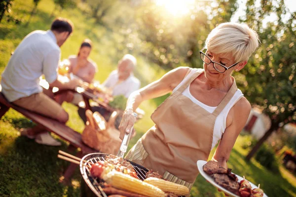 Familia Teniendo Una Barbacoa Parque Ocio Comida Familia Concepto Vacaciones — Foto de Stock