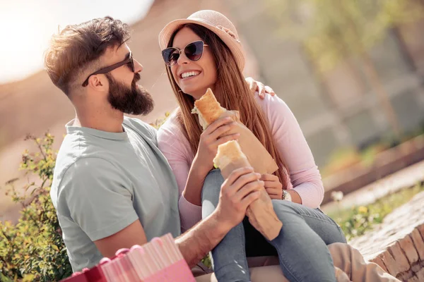 Pareja Enamorada Sentada Parque Comiendo Sándwiches Disfrutando Del Día — Foto de Stock