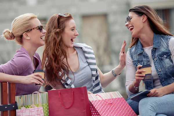 Mulheres Felizes Com Sacos Compras Cidade Compras Amigos Felicidade Conceito — Fotografia de Stock