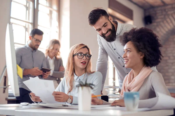 Socios Comerciales Que Trabajan Juntos Oficina — Foto de Stock