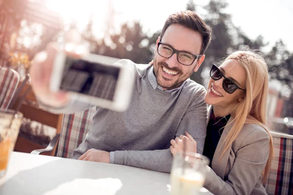 Jeune Couple Aimant Faire Selfie Avec Téléphone Dans Café — Photo