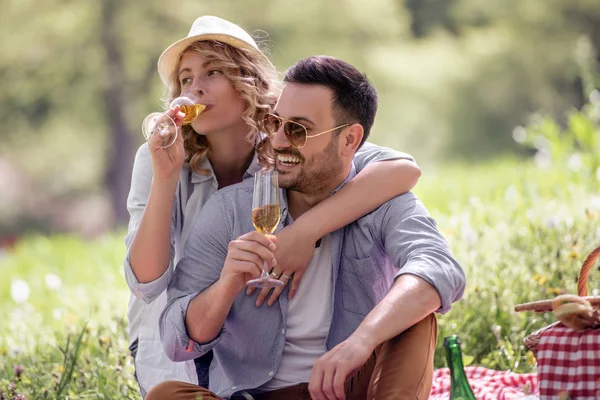 Gelukkige Aantrekkelijke Paar Elkaar Zitten Drinken Wijn Natuur — Stockfoto