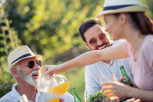 Familia Almorzando Jardín Día Soleado — Foto de Stock