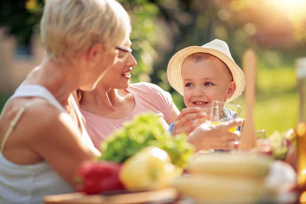 Aile Yemek Bahçede Güneşli Gün Olması — Stok fotoğraf