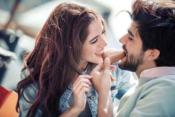 Feliz Joven Pareja Divirtiéndose Aire Libre Sonriendo Comiendo Galletas — Foto de Stock