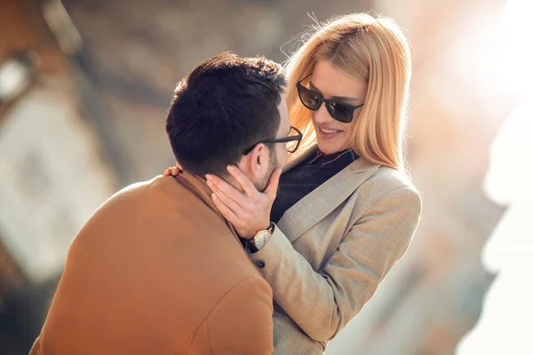 Romantische Jong Koppel Liefde Knuffelen Straat — Stockfoto