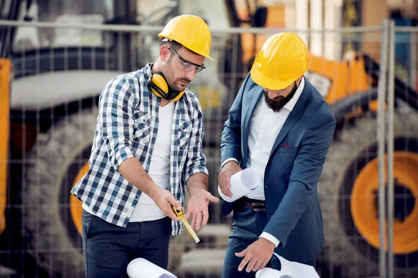 Deux Ingénieurs Avec Plan Directeur Sur Chantier — Photo