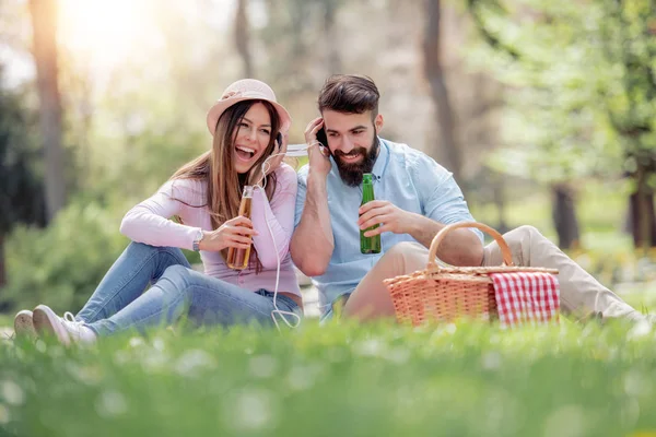 Gelukkige Paar Een Picknick Glimlachen Naar Elkaar Een Zonnige Dag — Stockfoto