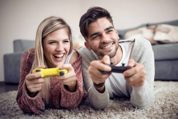 Sorrindo Casal Jogar Jogos Vídeo Sua Sala Estar — Fotografia de Stock