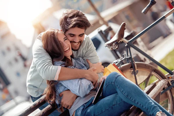 Feliz Joven Pareja Divirtiéndose Aire Libre Sonriendo — Foto de Stock