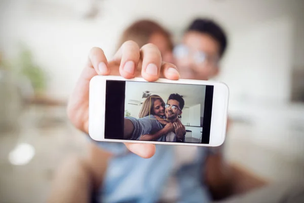 Ungt Par Tar Selfie Med Sin Smarta Telefon Nya Hem — Stockfoto