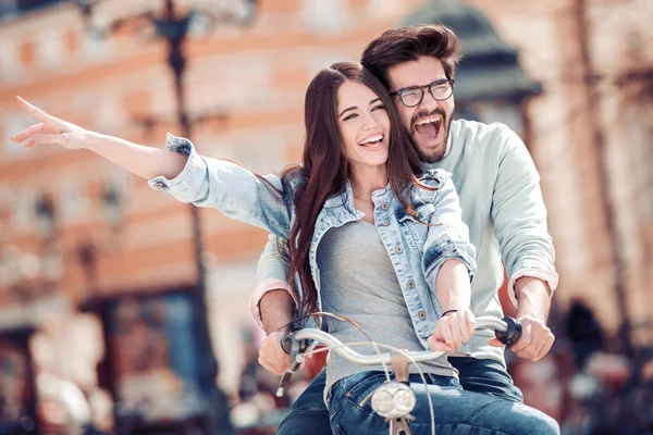 Pareja Feliz Dando Paseo Bicicleta Por Ciudad Día Soleado — Foto de Stock