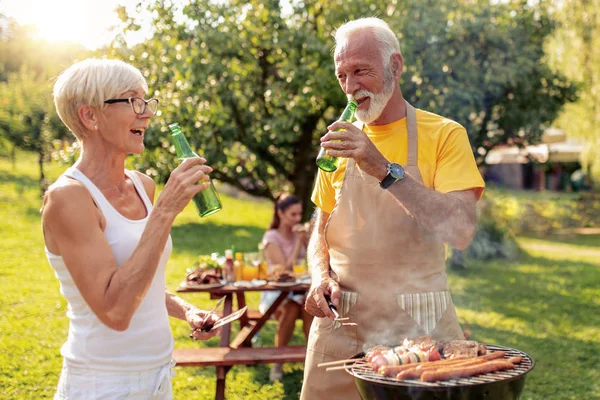 Családi Barbecue Parkban Szabadidő Élelmiszer Család Nyaralás Koncepció — Stock Fotó